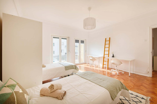 Twin Bedroom with balcony in a 6-bedroom apartment in Lisbon - Room 2 - Gallery - 18