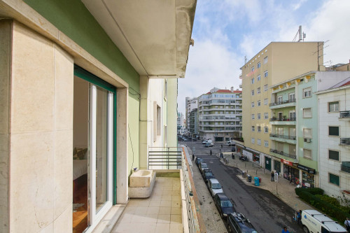 Twin Bedroom with balcony in a 6-bedroom apartment in Lisbon - Room 2 - Gallery - 5