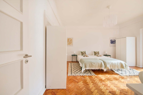 Twin Bedroom with balcony in a 6-bedroom apartment in Lisbon - Room 2