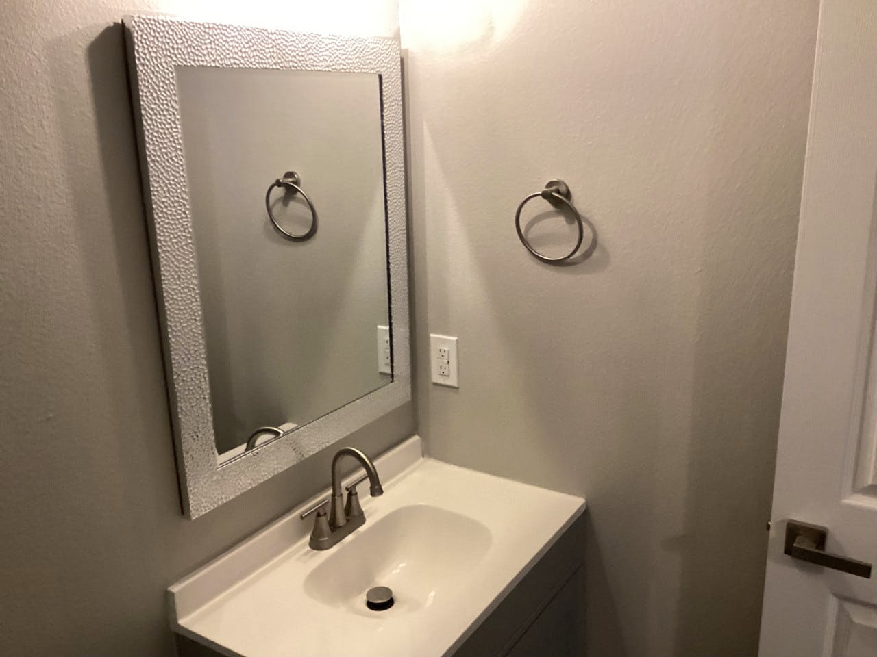  Singe Private Bedroom  -  Charming Bedrooms with Private Bath, Full Kitchen, and Personal Appliances nearby God and Jesus Perfect Church  - Gallery -  34