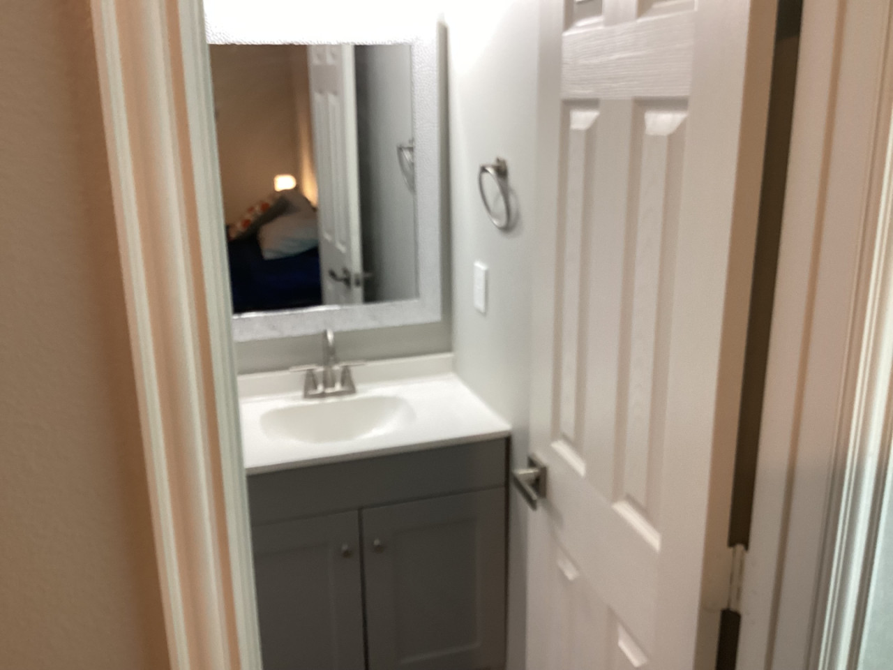  Singe Private Bedroom  -  Charming Bedrooms with Private Bath, Full Kitchen, and Personal Appliances nearby God and Jesus Perfect Church  - Gallery -  42