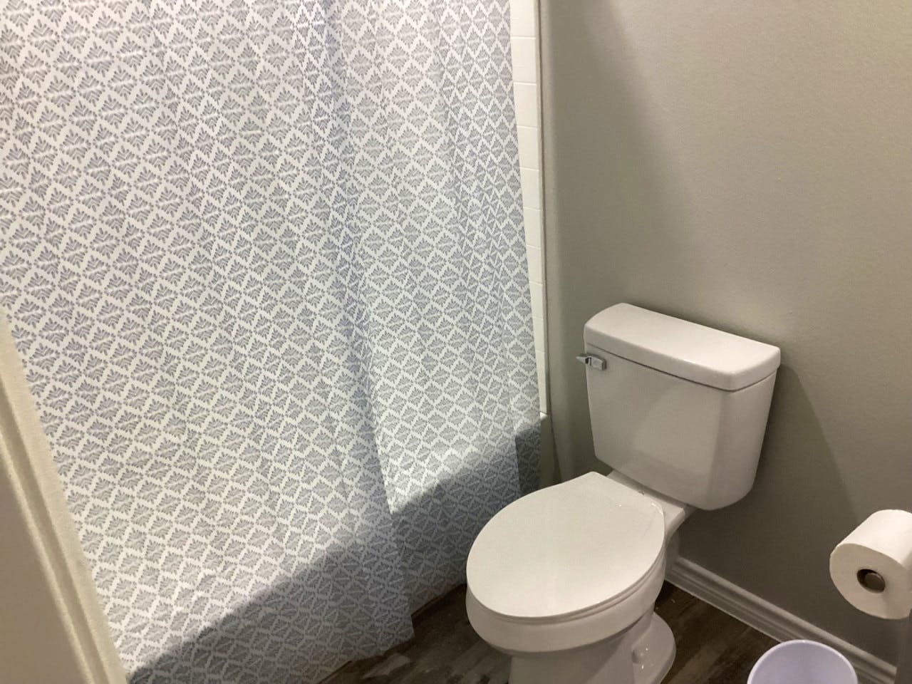  Singe Private Bedroom  -  Charming Bedrooms with Private Bath, Full Kitchen, and Personal Appliances nearby God and Jesus Perfect Church  - Gallery -  35