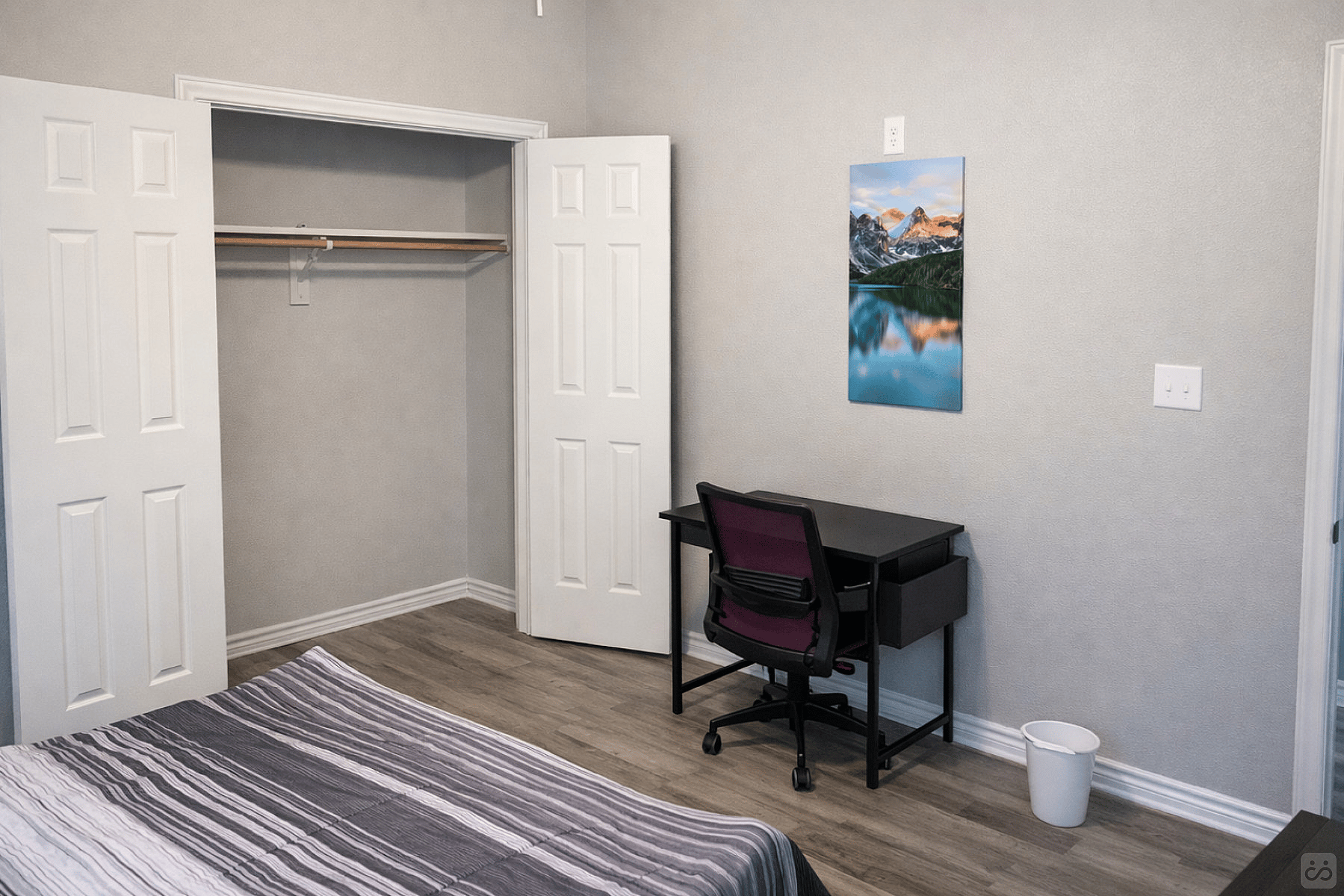  Singe Private Bedroom  -  Charming Bedrooms with Private Bath, Full Kitchen, and Personal Appliances nearby God and Jesus Perfect Church  - Gallery -  20