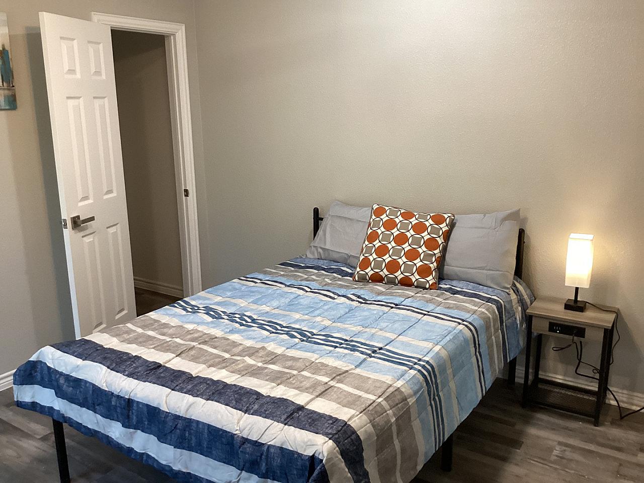  Singe Private Bedroom  -  Charming Bedrooms with Private Bath, Full Kitchen, and Personal Appliances nearby God and Jesus Perfect Church  - Gallery -  46