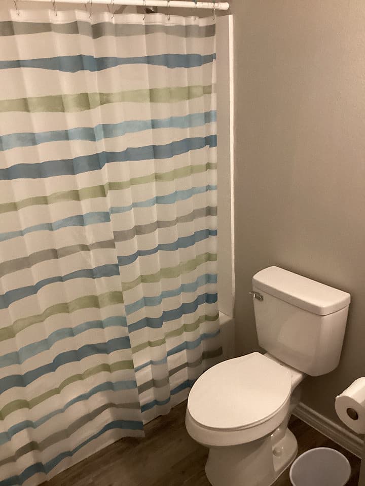  Singe Private Bedroom  -  Charming Bedrooms with Private Bath, Full Kitchen, and Personal Appliances nearby God and Jesus Perfect Church  - Gallery -  9