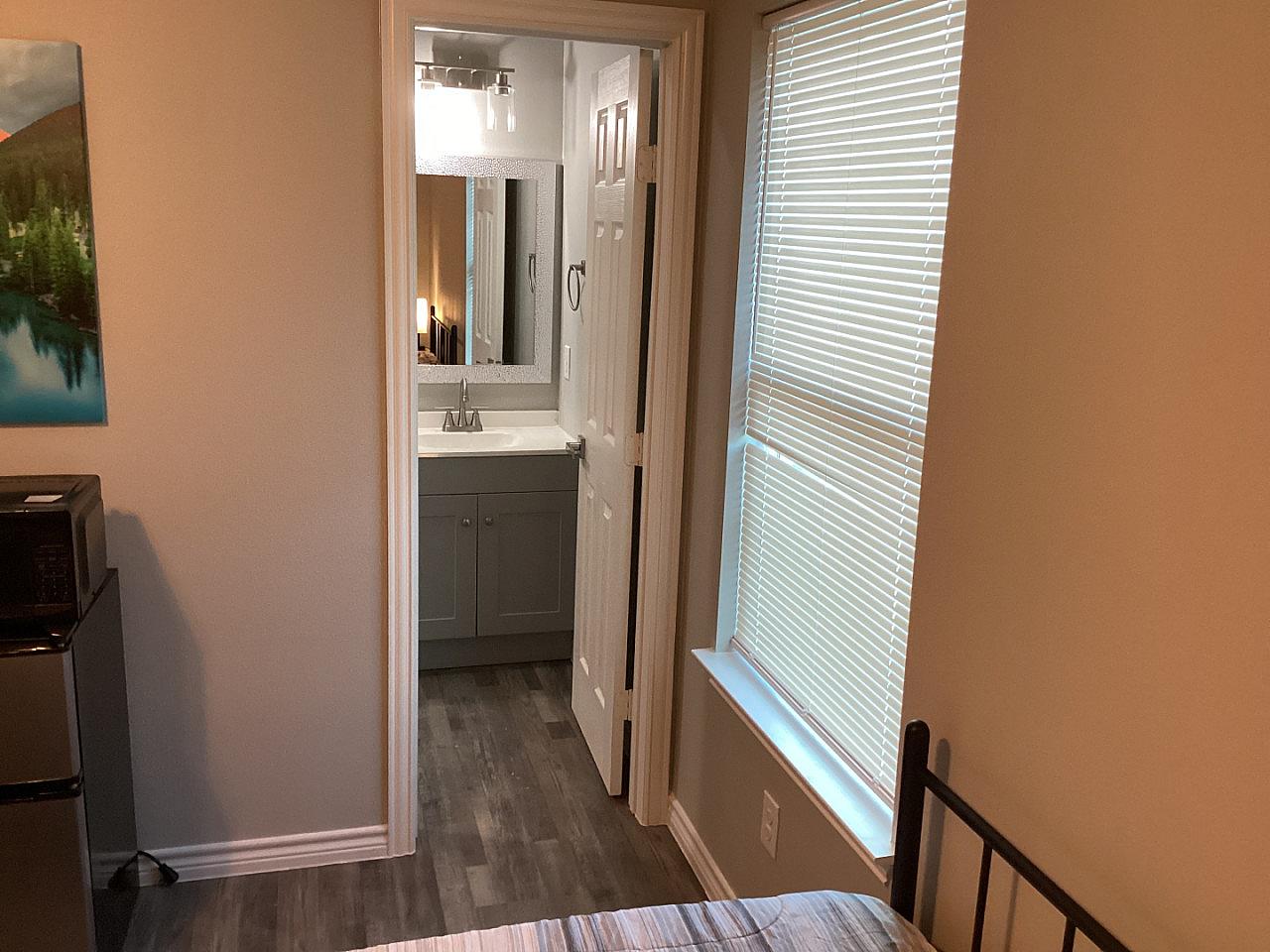  Singe Private Bedroom  -  Charming Bedrooms with Private Bath, Full Kitchen, and Personal Appliances nearby God and Jesus Perfect Church  - Gallery -  8