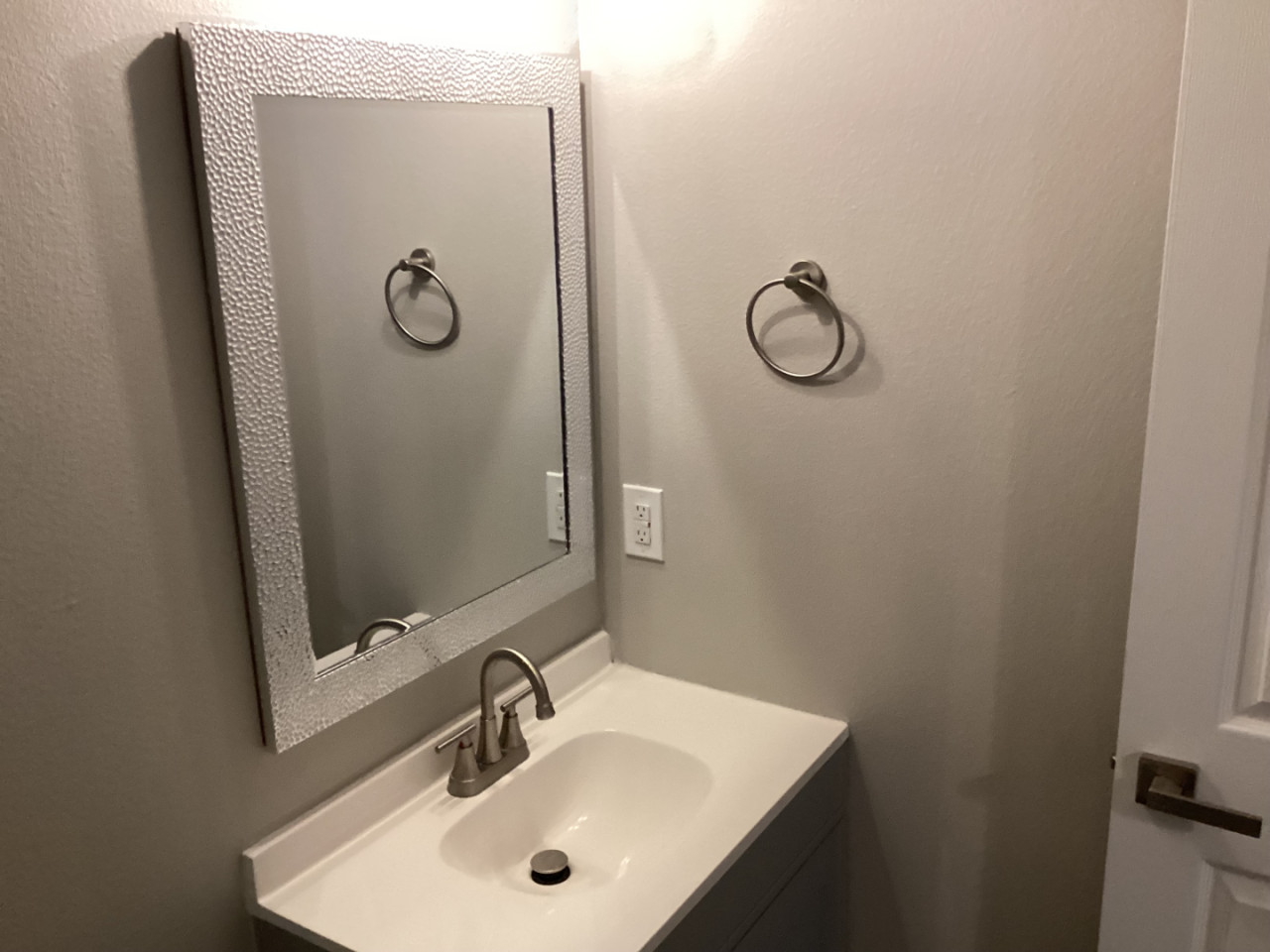  Singe Private Bedroom  -  Charming Bedrooms with Private Bath, Full Kitchen, and Personal Appliances nearby God and Jesus Perfect Church  - Gallery -  44