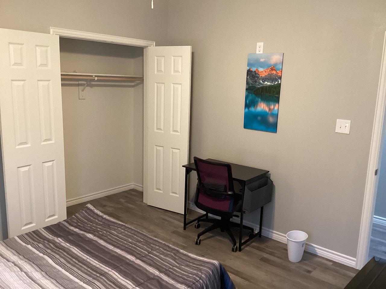  Singe Private Bedroom  -  Charming Bedrooms with Private Bath, Full Kitchen, and Personal Appliances nearby God and Jesus Perfect Church  - Gallery -  10