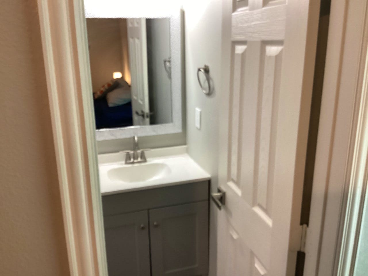  Singe Private Bedroom  -  Charming Bedrooms with Private Bath, Full Kitchen, and Personal Appliances nearby God and Jesus Perfect Church  - Gallery -  32