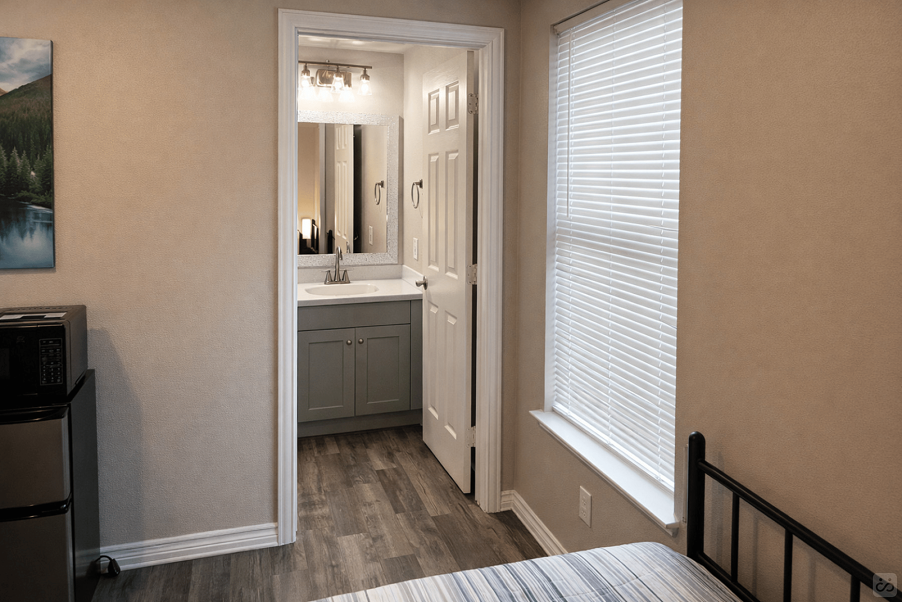  Singe Private Bedroom  -  Charming Bedrooms with Private Bath, Full Kitchen, and Personal Appliances nearby God and Jesus Perfect Church  - Gallery -  18