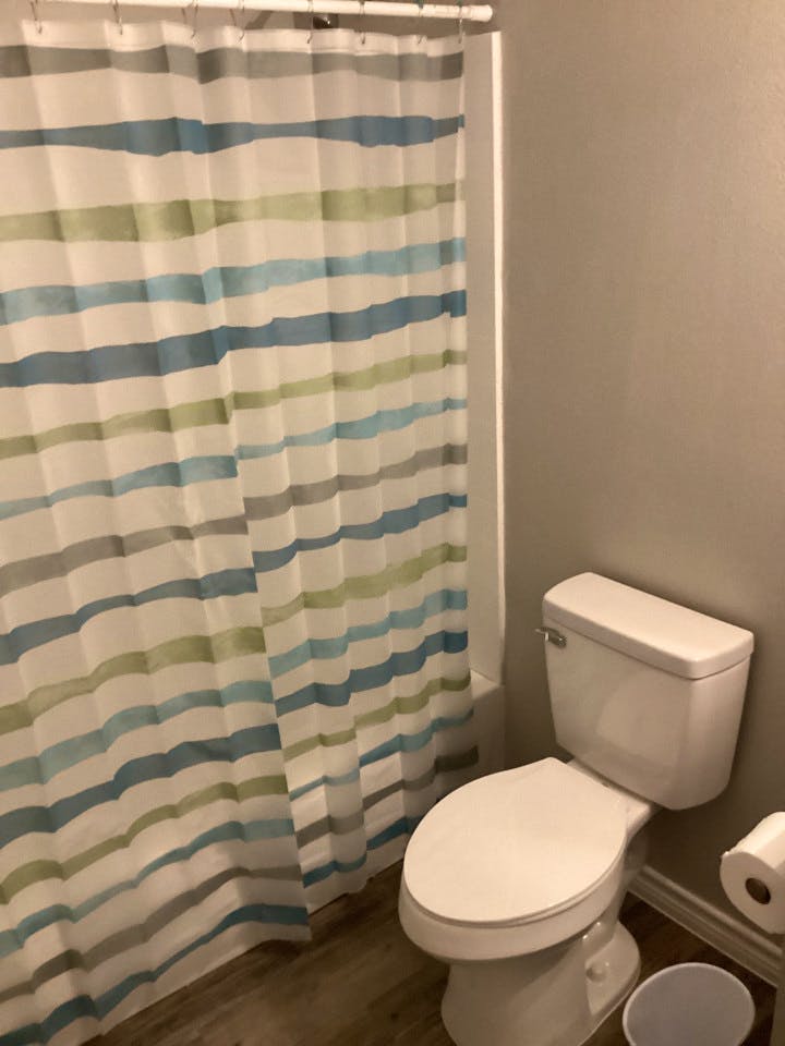  Singe Private Bedroom  -  Charming Bedrooms with Private Bath, Full Kitchen, and Personal Appliances nearby God and Jesus Perfect Church  - Gallery -  29