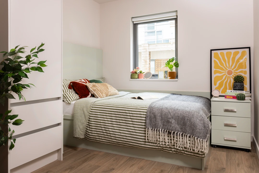  Extra Large Standard Double En-Suite: Three Bedroom Flat  -  Cathedral Park  - Gallery -  1