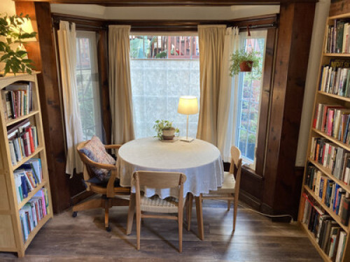 Room in Peaceful Queer Cottage