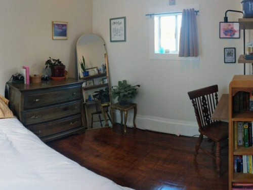 Room in Peaceful Queer Cottage