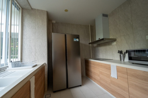 Elegant 6-bedroom apartment in suburban neighborhood near essential MRT Stations