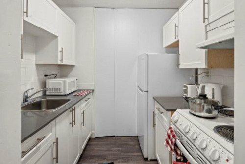 Spacious Comfortable Complex w/ City Views near Groceries Stores