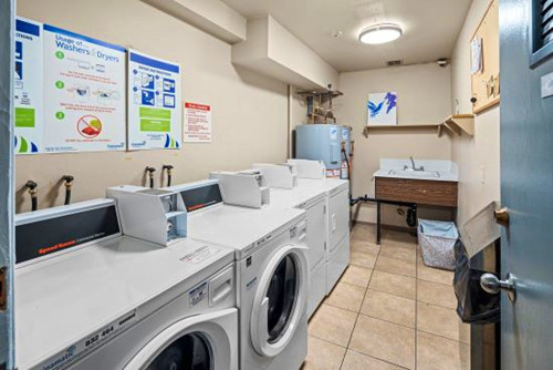 Spacious Comfortable Complex w/ City Views near Groceries Stores