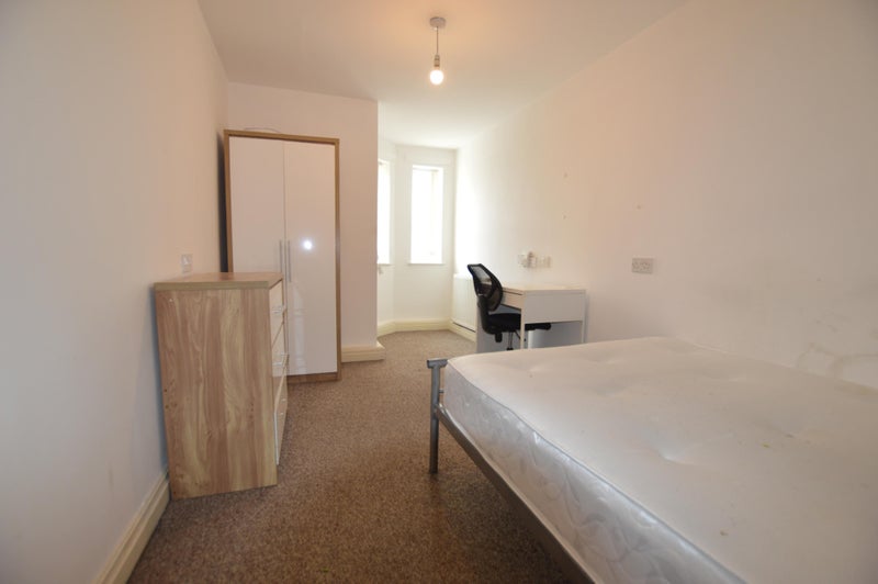 4 Bedroom, 1 Bathroom - Hyde Park - Gallery - 1