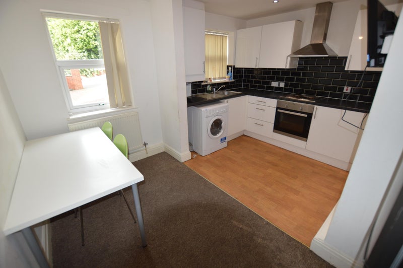 4 Bedroom, 1 Bathroom - Hyde Park - Gallery - 3