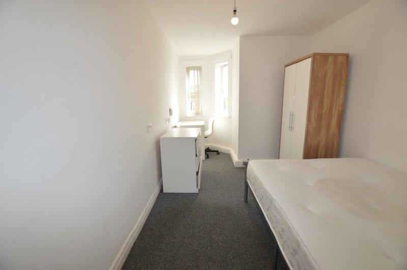 4 Bedroom, 1 Bathroom - Hyde Park - Gallery - 6