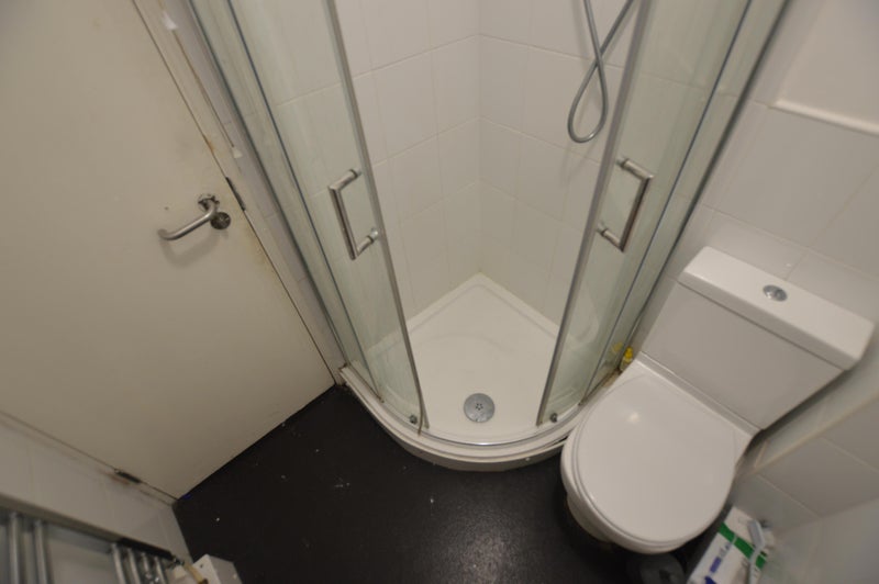 4 Bedroom, 1 Bathroom - Hyde Park - Gallery - 2