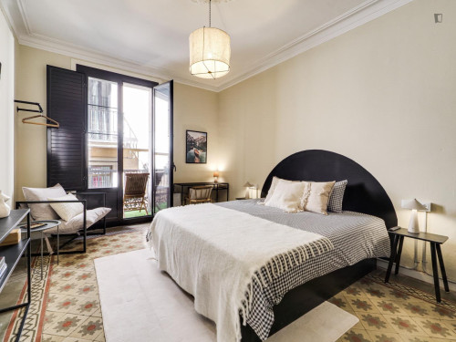 Charming double bedroom with a balcony, in El Barri Gotic