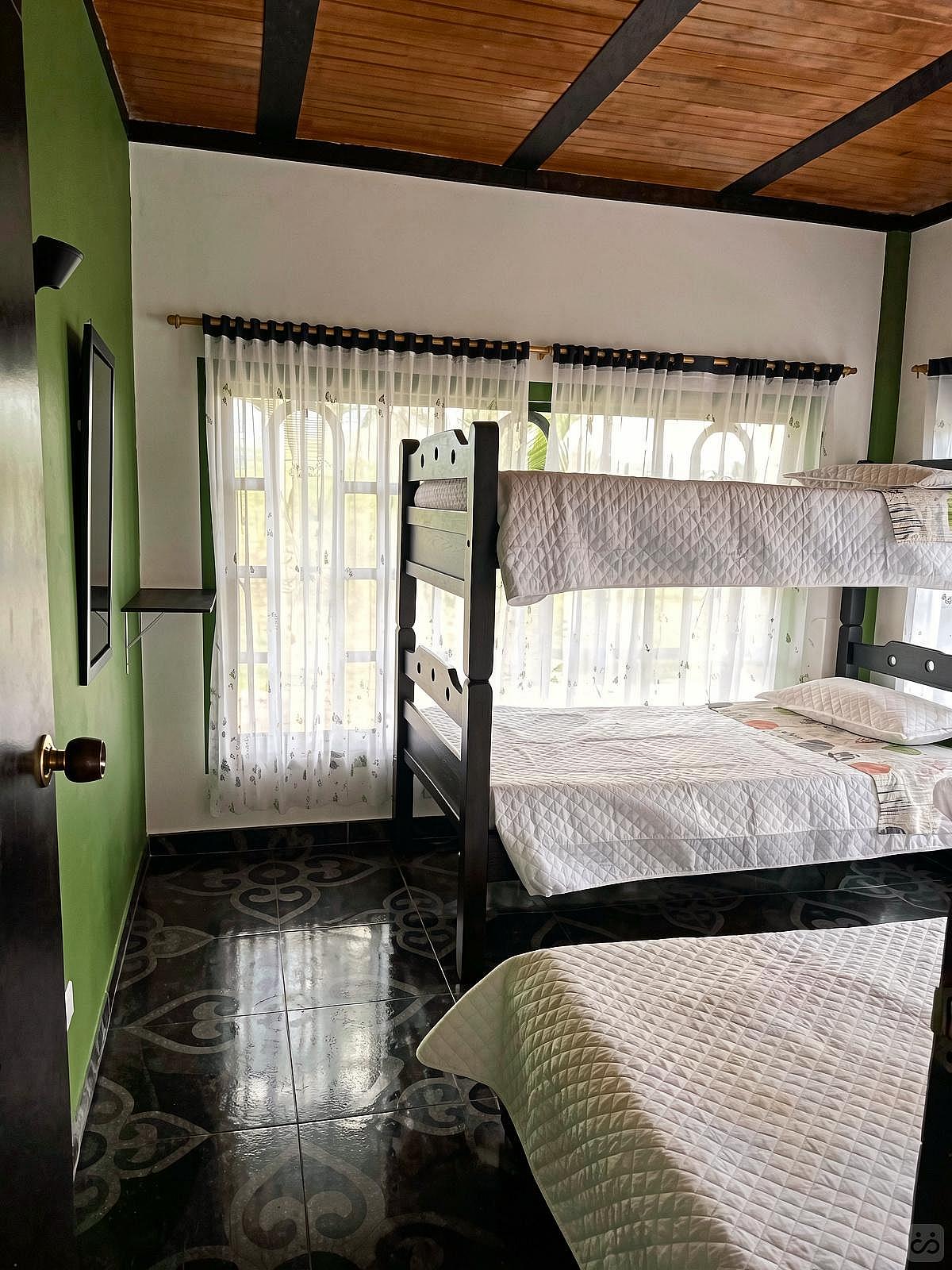  Bed In A 4-Bed Mixed Gender Room  -  Cozy House w/pool  - Gallery -  27