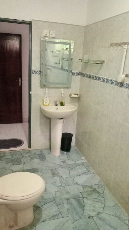 Private Double Room With Shared Bathroom In Hallway - 9