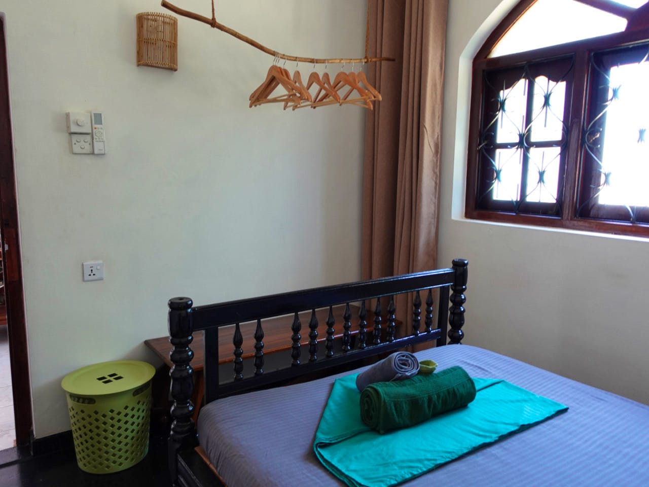Private Double Room With Shared Bathroom In Hallway - 14