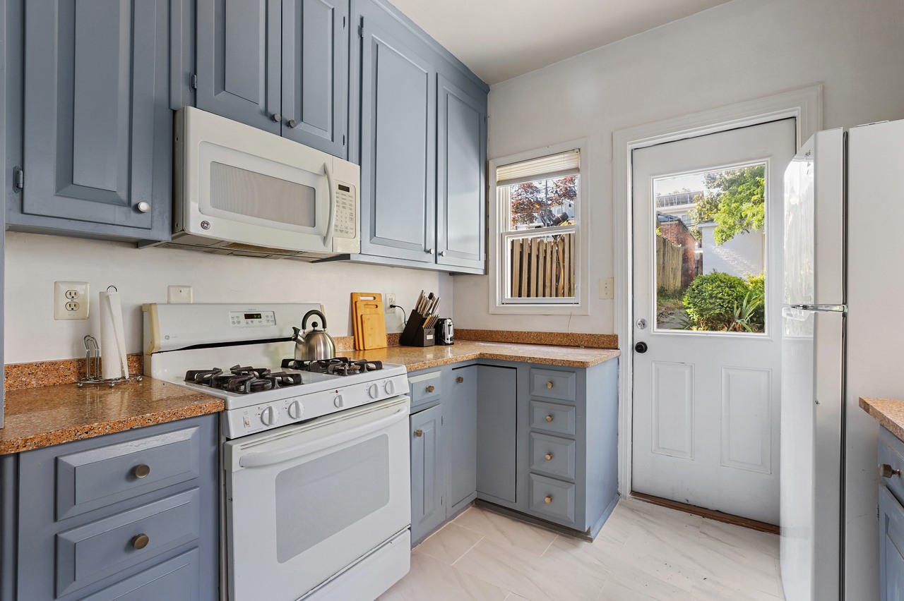  #466: Columbia Heights - Queen Bedroom 2D W/Private Bathroom  -  #466: Columbia Heights  - Gallery -  10