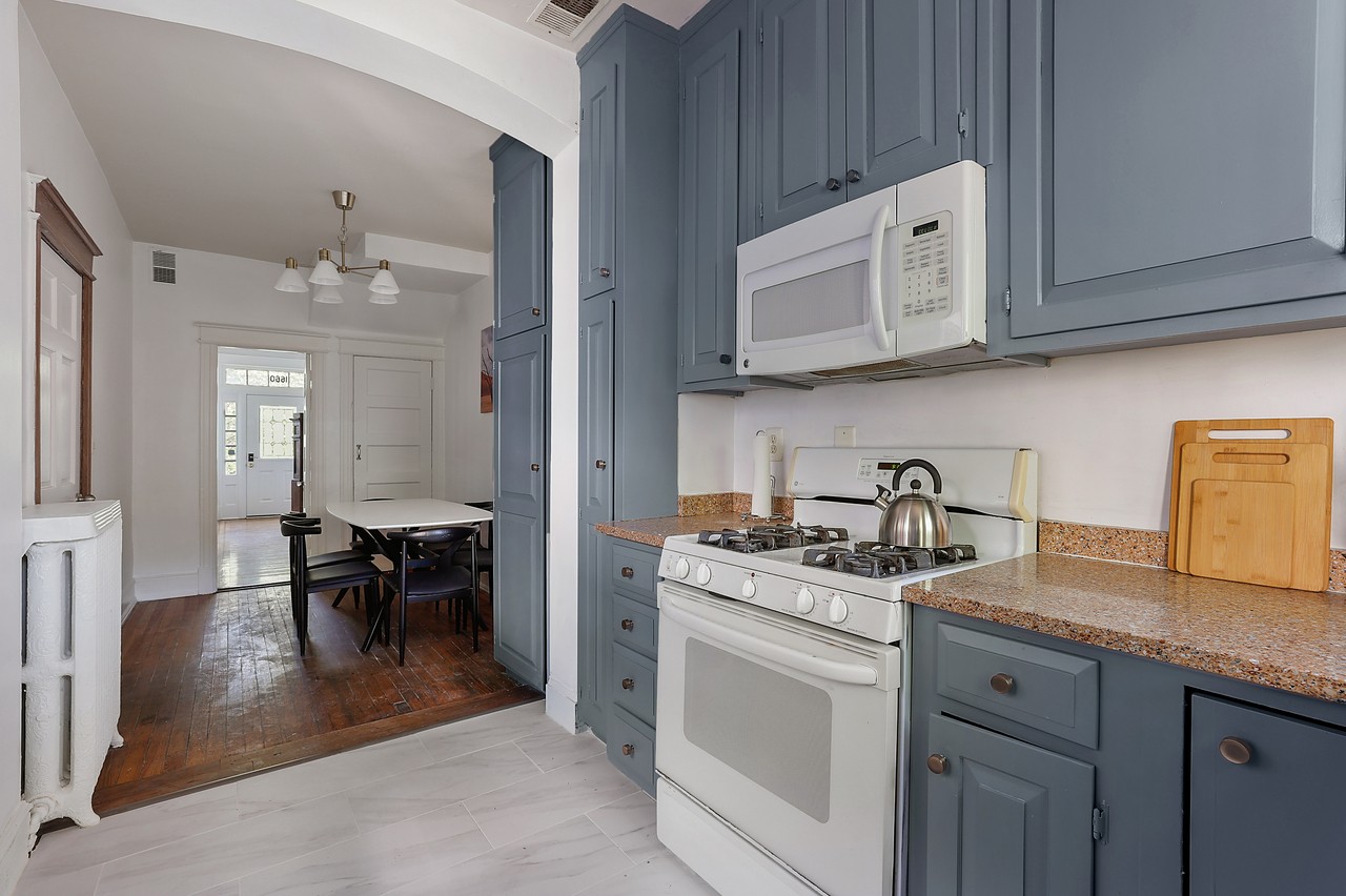  #466: Columbia Heights - Queen Bedroom 2D W/Private Bathroom  -  #466: Columbia Heights  - Gallery -  12