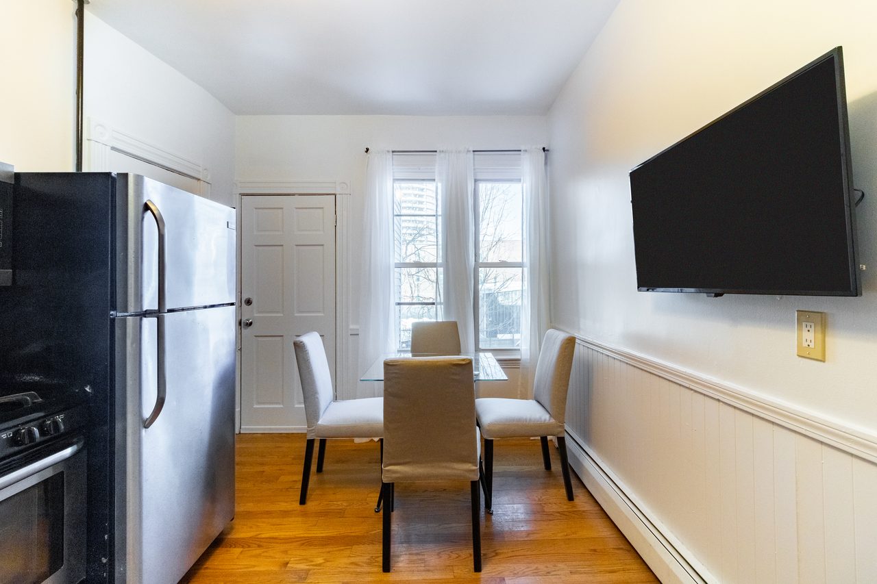 #926: Roxbury - Queen Bedroom A - 8