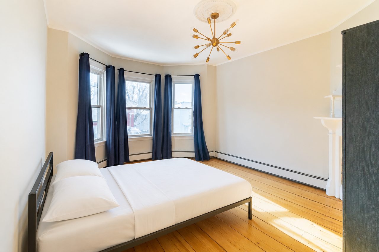 #926: Roxbury - Queen Bedroom A - 15