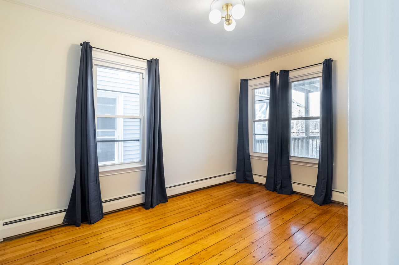  #926: Roxbury - Queen Bedroom C  -  #926: Roxbury  - Gallery -  2