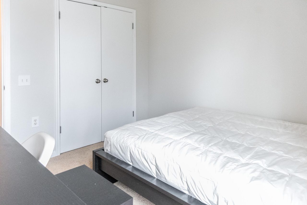  #894: Chestnut - Queen Bedroom C  -  #894: Chestnut  - Gallery -  24