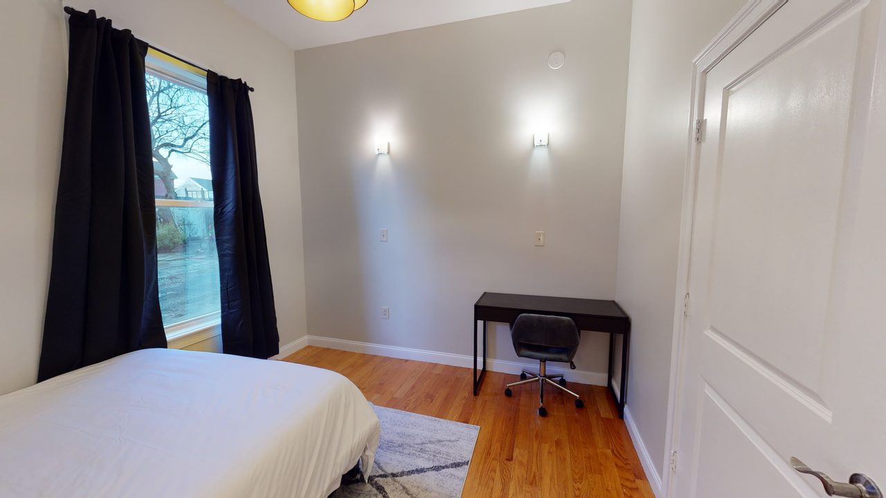 #773: Roxbury - Queen Bedroom B - 20