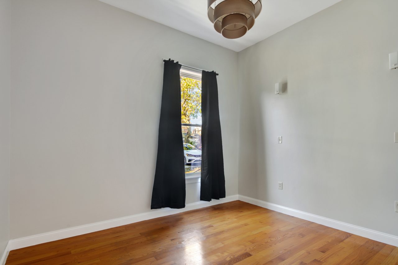#773: Roxbury - Queen Bedroom B - 18