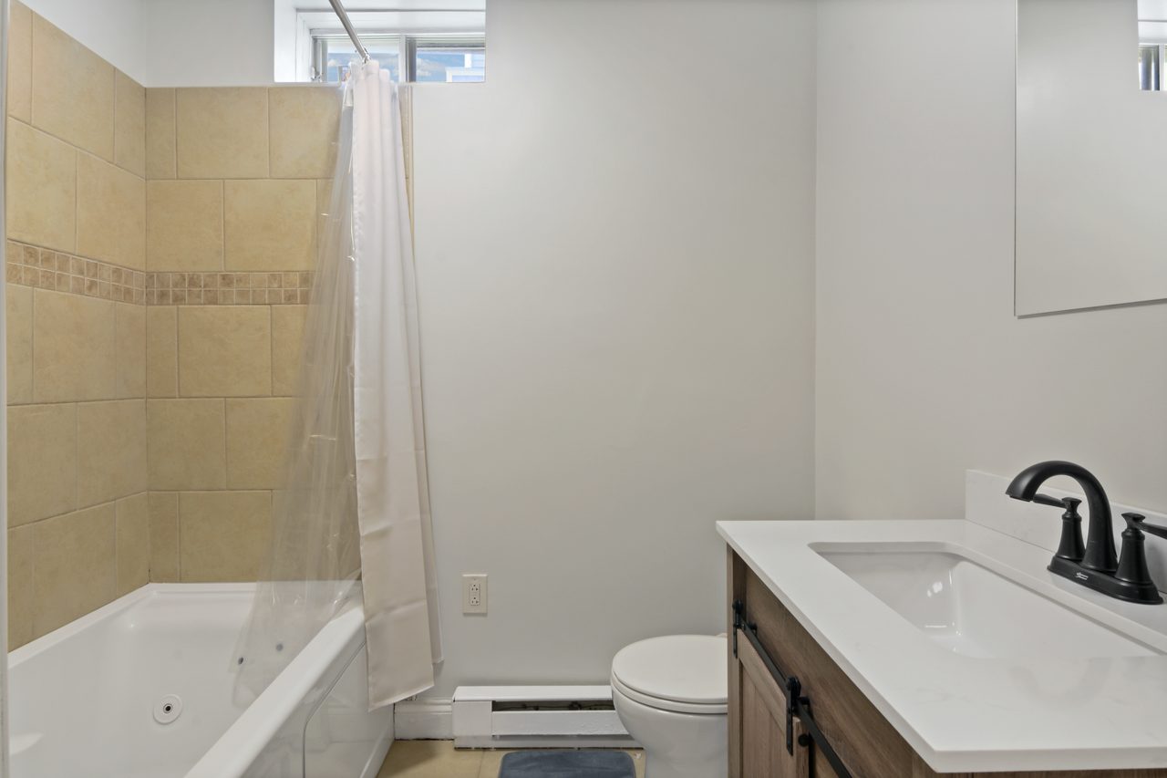 #773: Roxbury - Queen Bedroom A W/ Private Half-Bathroom - 20