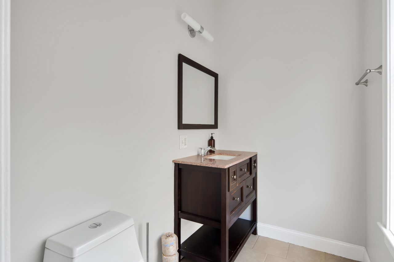 #773: Roxbury - Queen Bedroom A W/ Private Half-Bathroom - 14