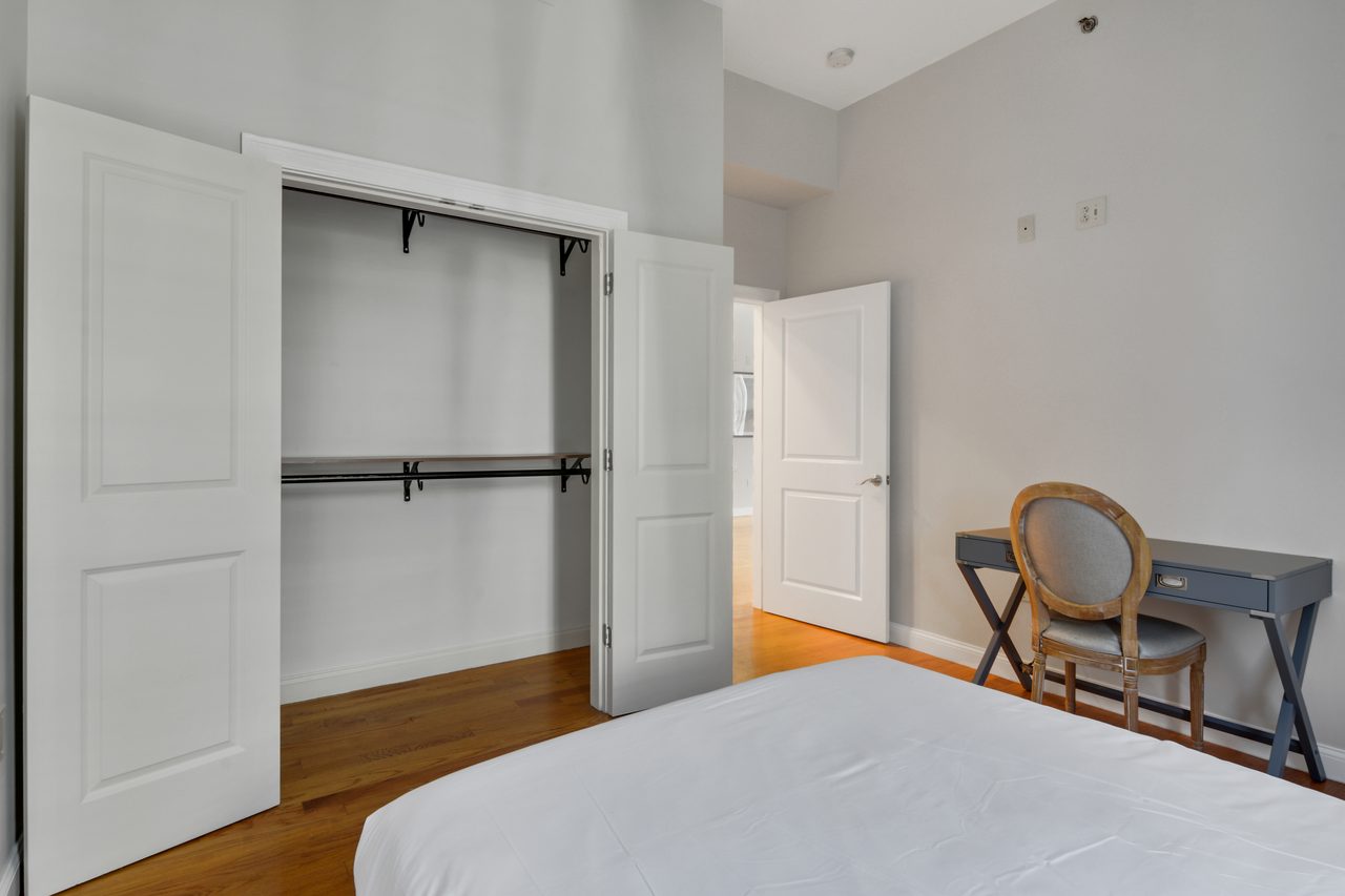 #773: Roxbury - Queen Bedroom A W/ Private Half-Bathroom - 16
