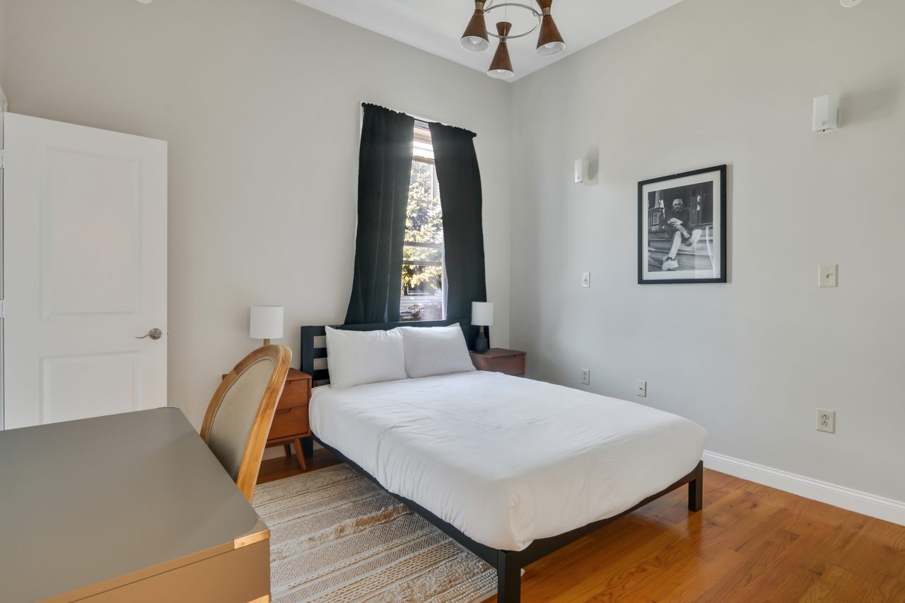 #773: Roxbury - Queen Bedroom A W/ Private Half-Bathroom - 17