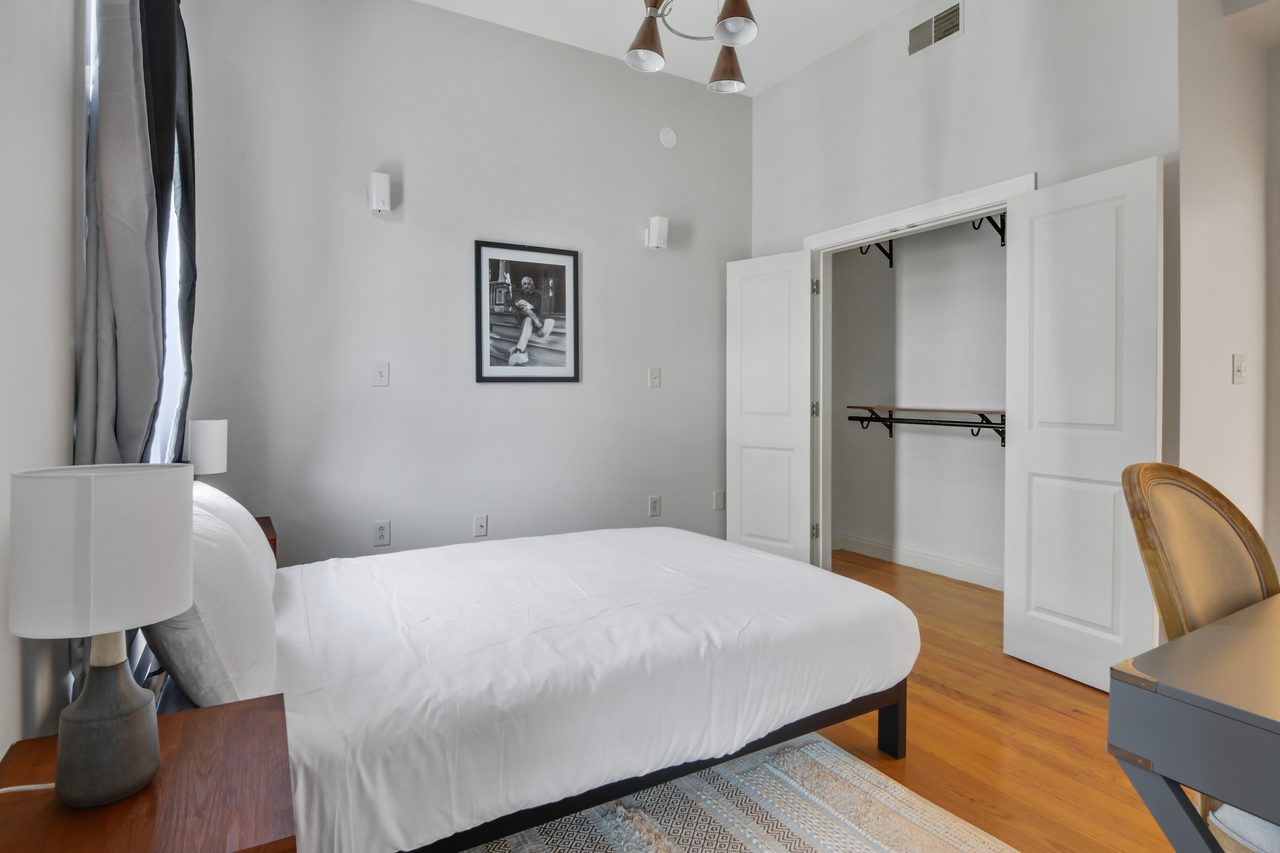 #773: Roxbury - Queen Bedroom A W/ Private Half-Bathroom - 15