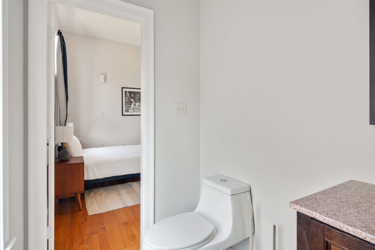 #773: Roxbury - Queen Bedroom A W/ Private Half-Bathroom - 1