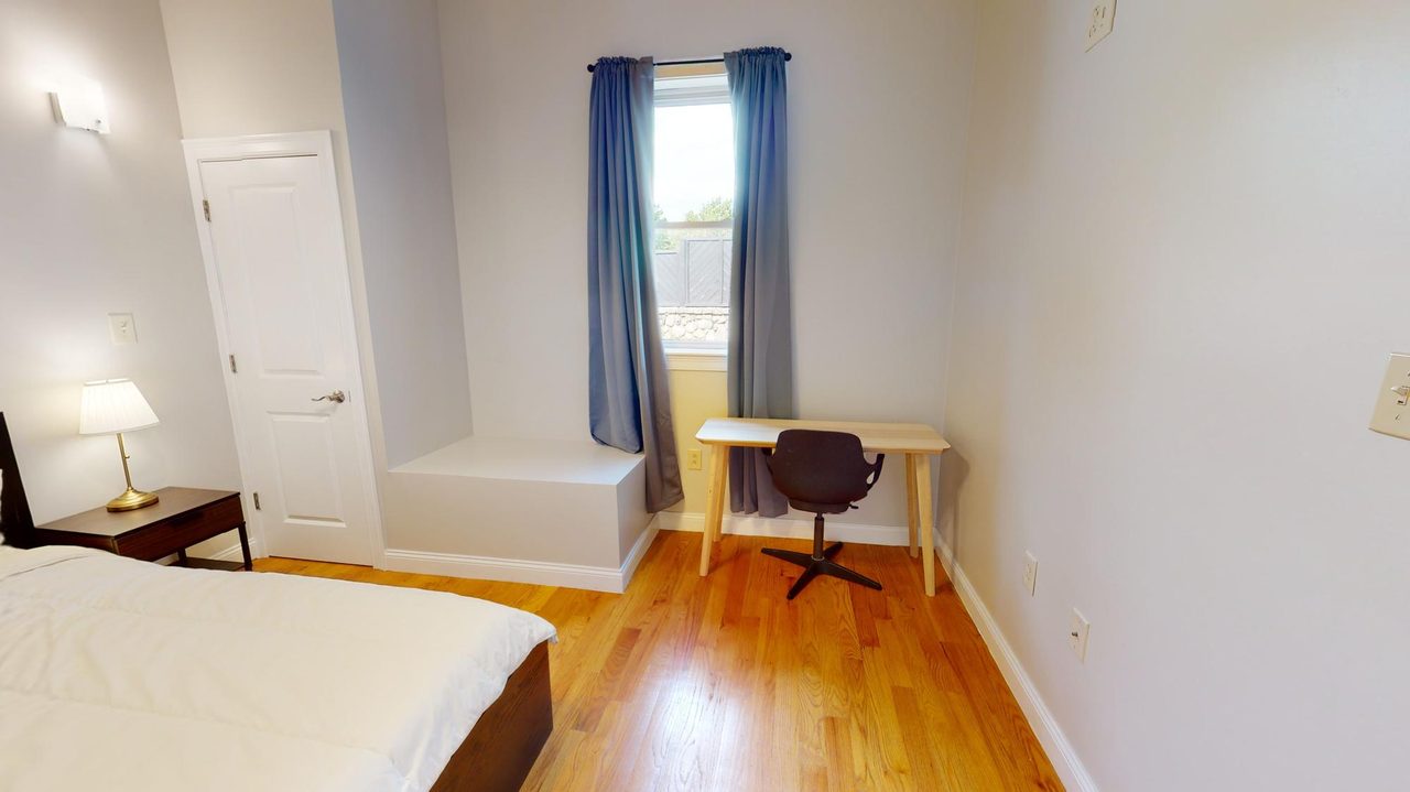 #773: Roxbury - Queen Bedroom C - 19