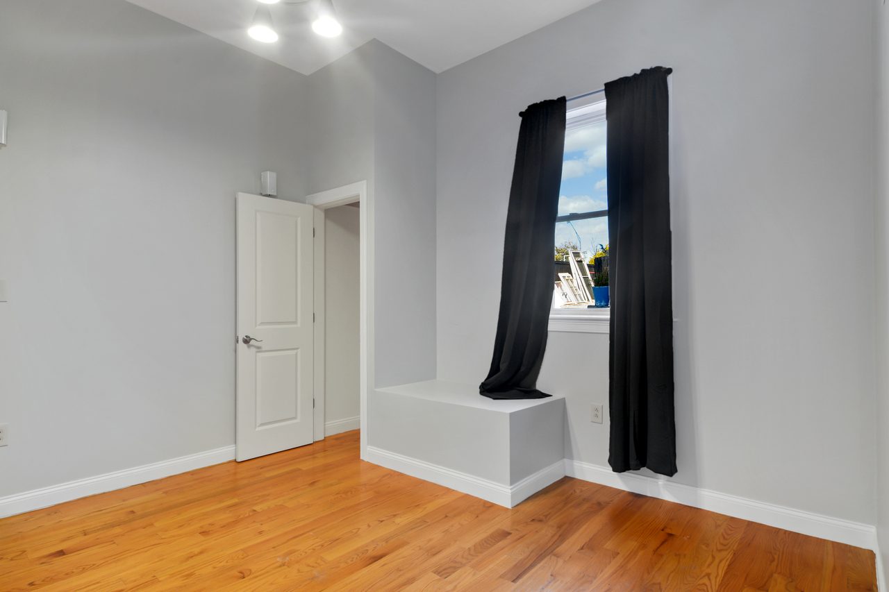 #773: Roxbury - Queen Bedroom C - 17
