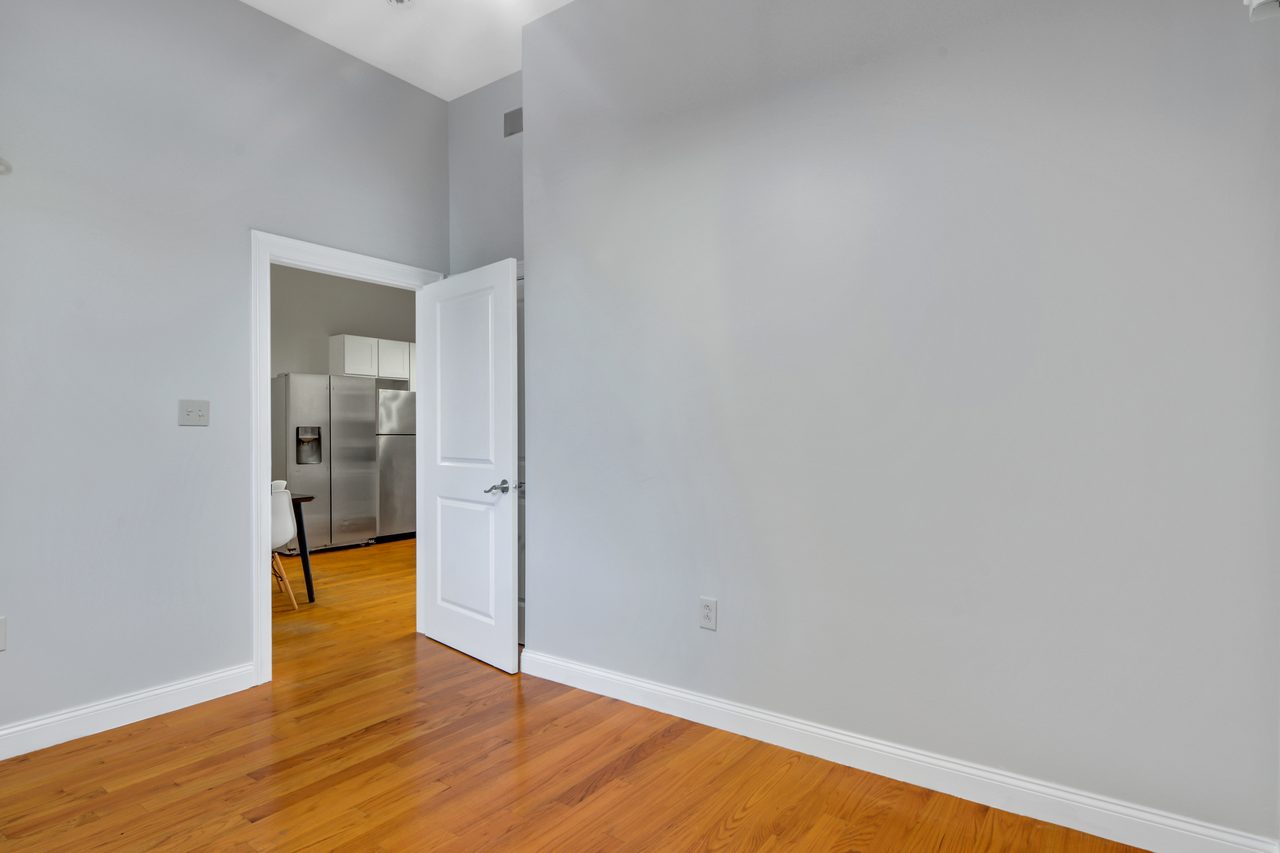 #773: Roxbury - Queen Bedroom C - 16