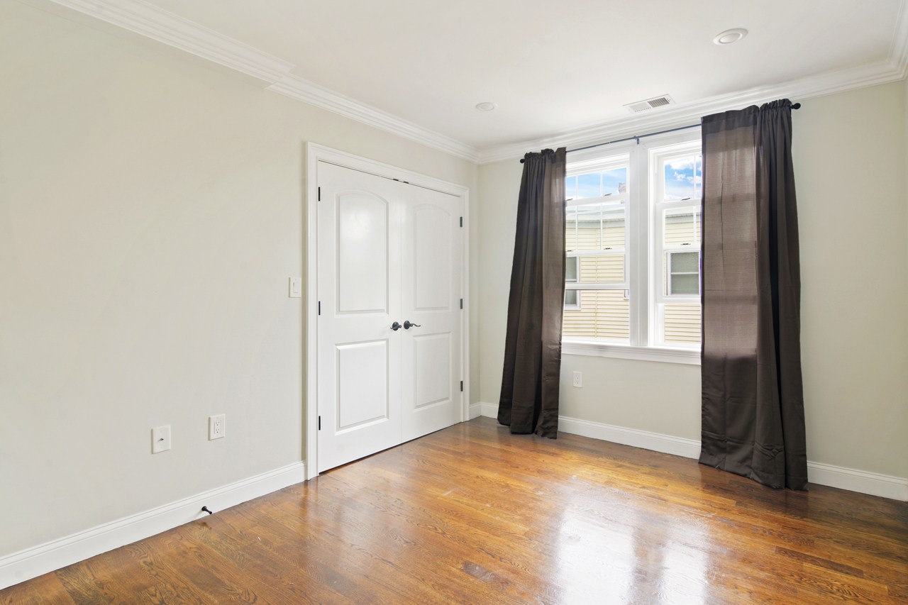 #571: Brighton - Queen Bedroom A - 15