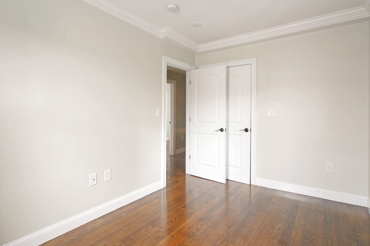  #571: Brighton - Queen Bedroom E  -  #571: Brighton  - Gallery -  3
