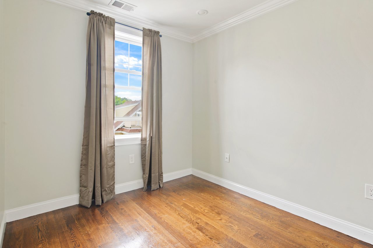  #571: Brighton - Queen Bedroom D  -  #571: Brighton  - Gallery -  4