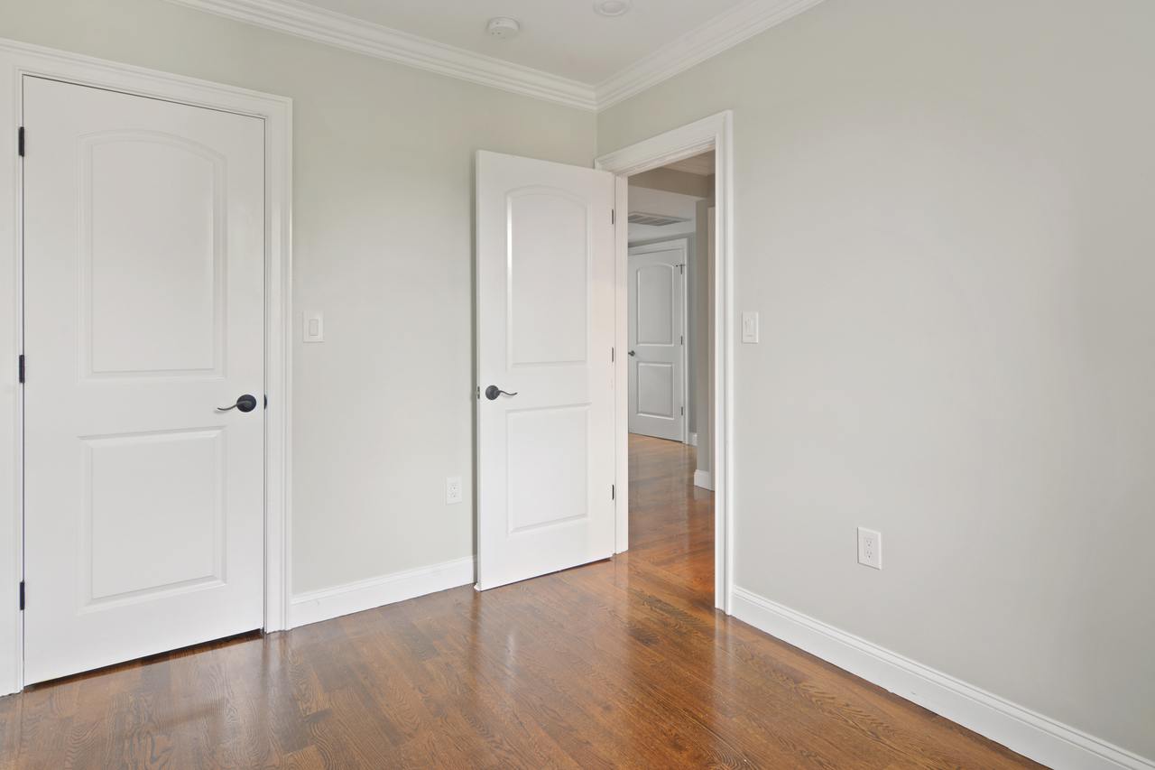 #571: Brighton - Queen Bedroom D - #571: Brighton - Gallery - 18